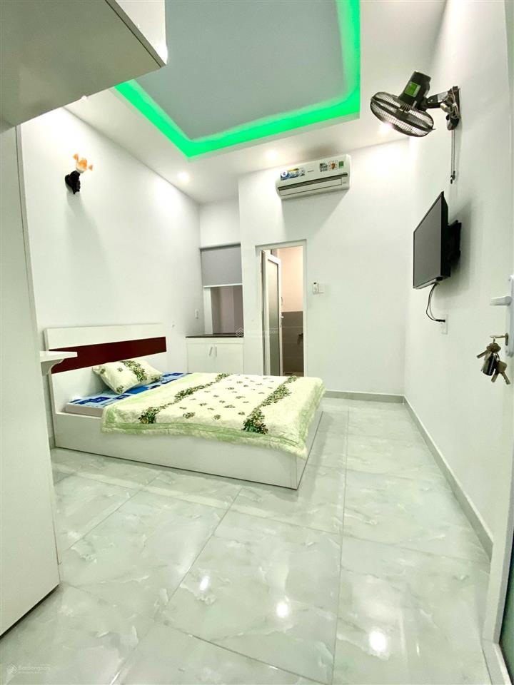 Phòng full nội thất, an ninh. mặt tiền xe hơi đến cửa. sát sân bay