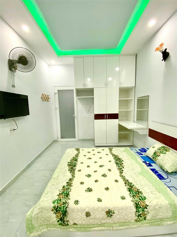 Phòng full nội thất, an ninh. mặt tiền xe hơi đến cửa. sát sân bay