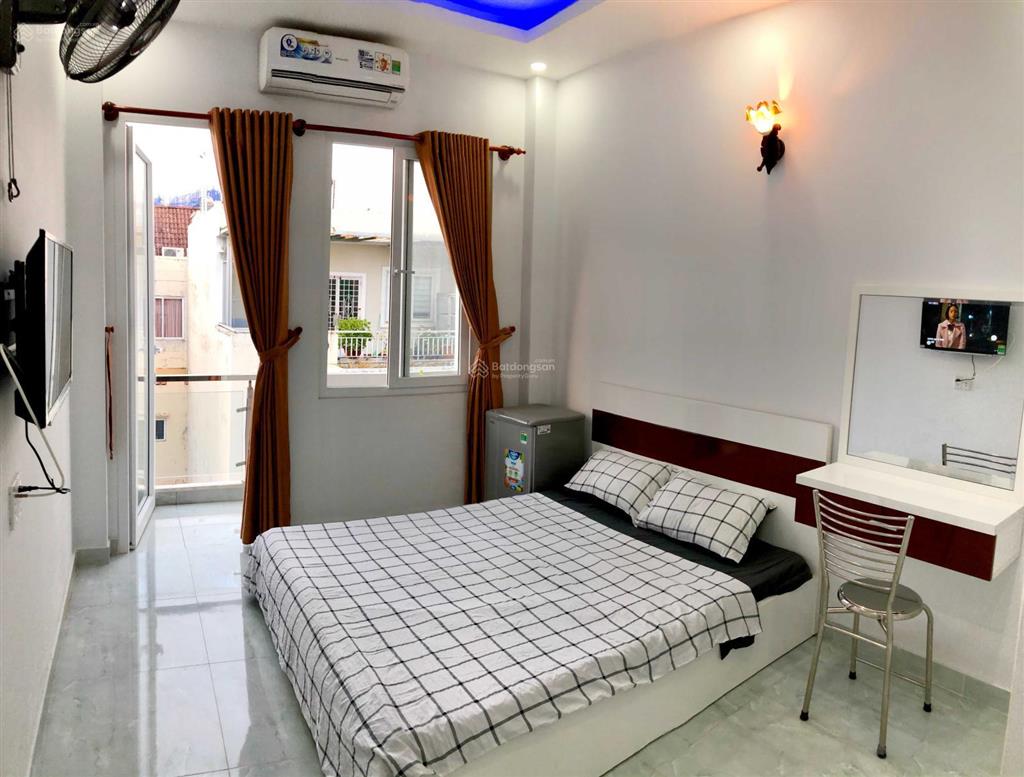 Phòng full nội thất, an ninh. mặt tiền xe hơi đến cửa. sát sân bay