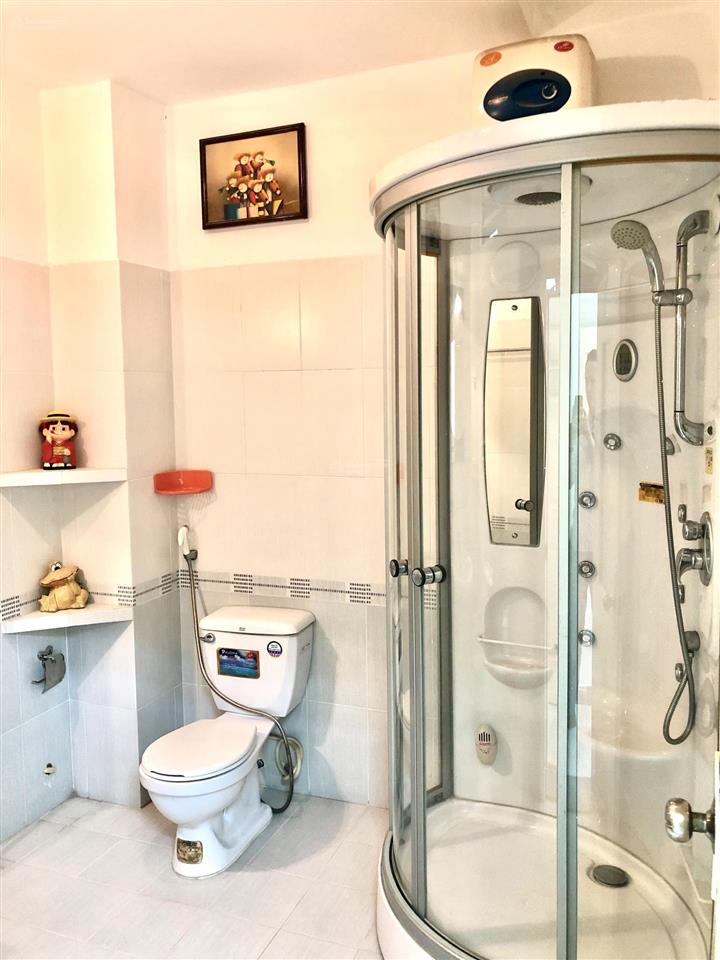Phòng ban công, sẵn tiện nghi, thoáng mát. ngay chợ phạm văn hai