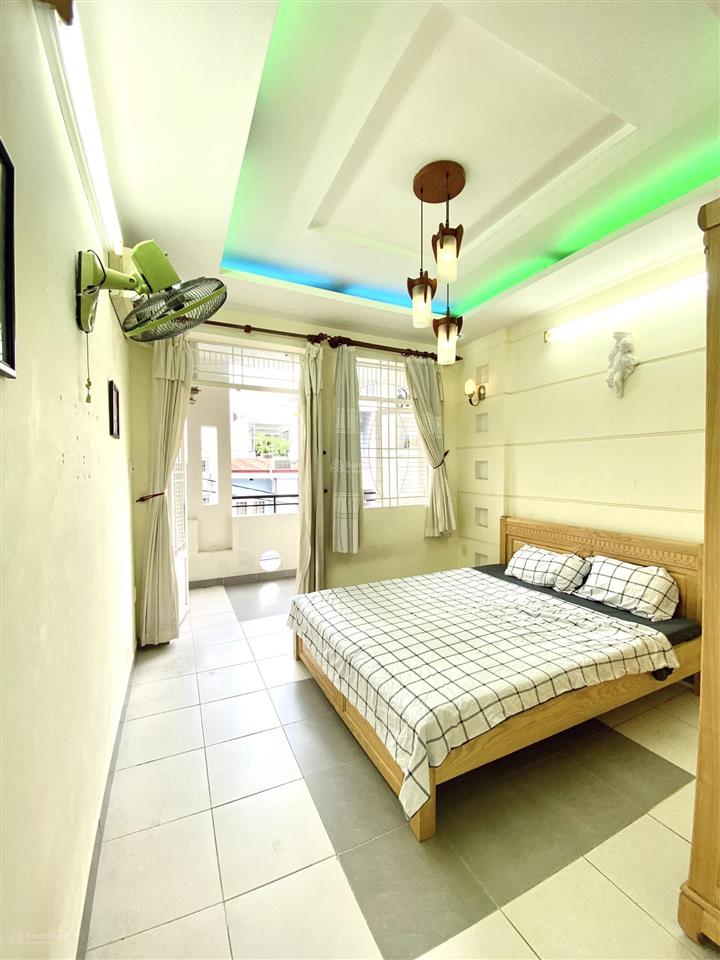 Phòng ban công, sẵn tiện nghi, thoáng mát. ngay chợ phạm văn hai