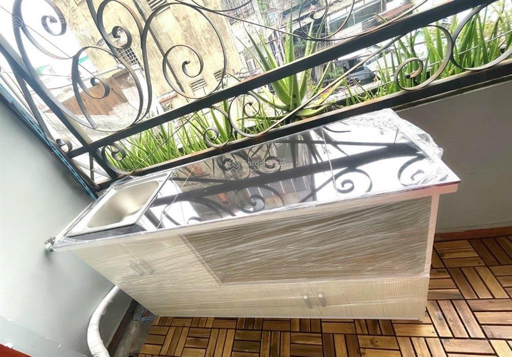Phòng ban công, sẵn tiện nghi, thoáng mát. ngay chợ phạm văn hai