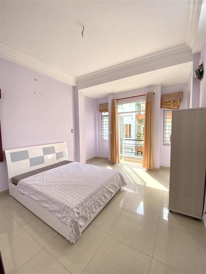 Phòng sẵn nội thất, thoáng mát. đối diện emart phan văn trị
