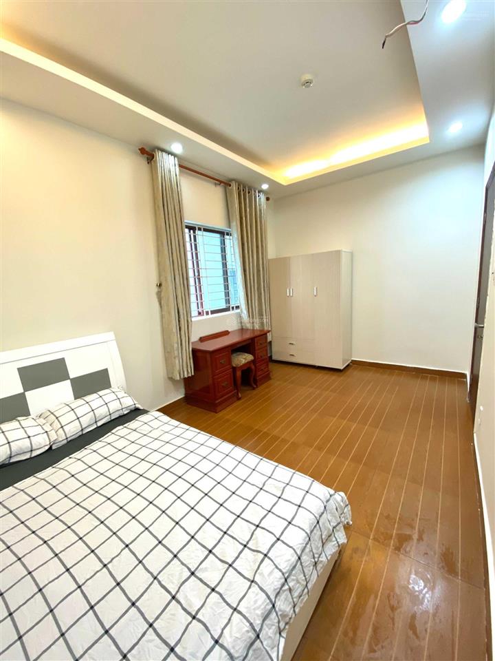Phòng mới, nội thất, ban công. sát ngay vincom phan văn trị