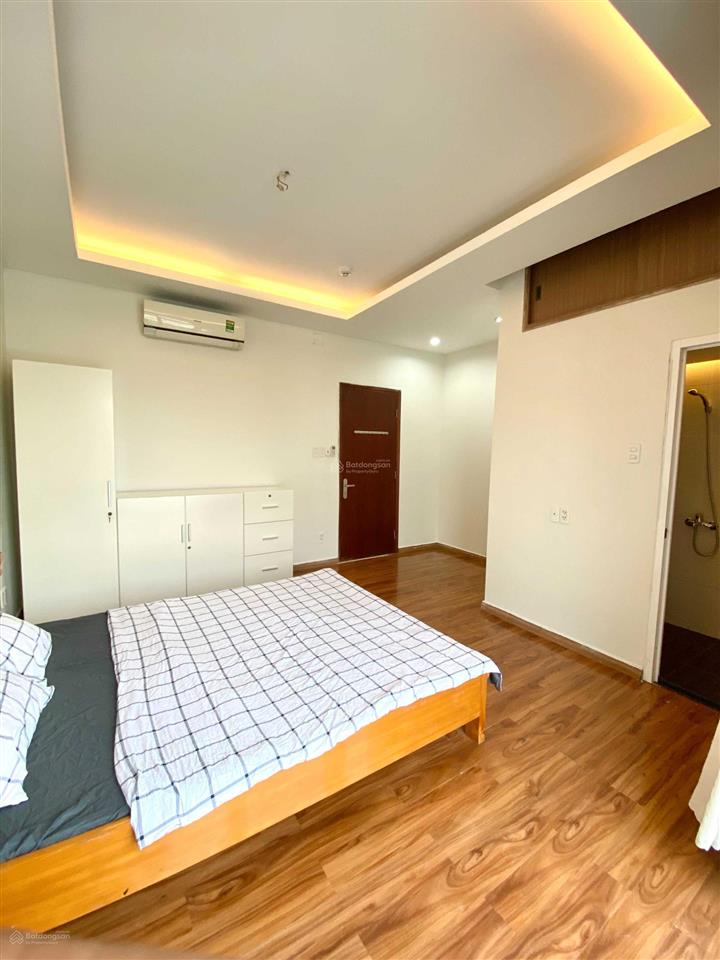 Phòng mới, nội thất, ban công. sát ngay vincom phan văn trị