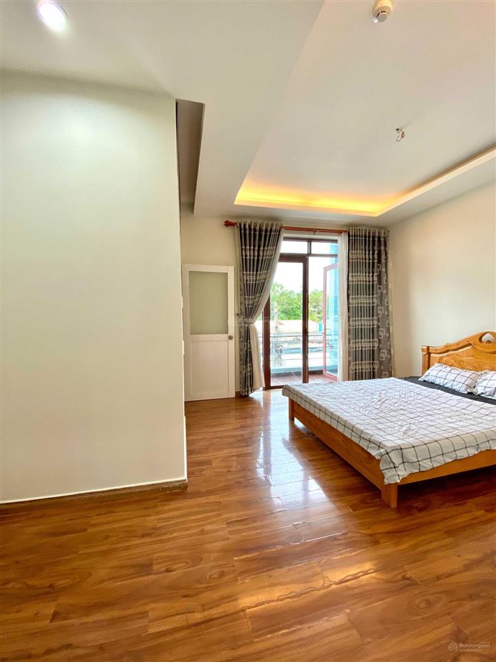 Phòng mới, nội thất, ban công. sát ngay vincom phan văn trị