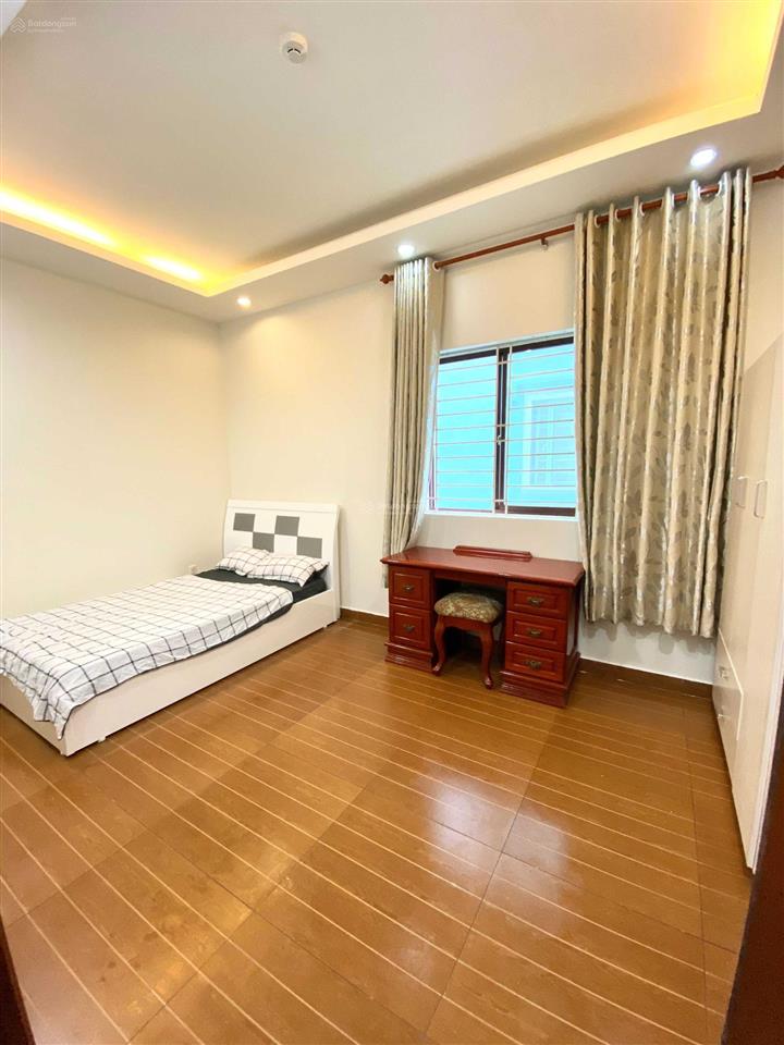 Phòng mới, nội thất, ban công. sát ngay vincom phan văn trị