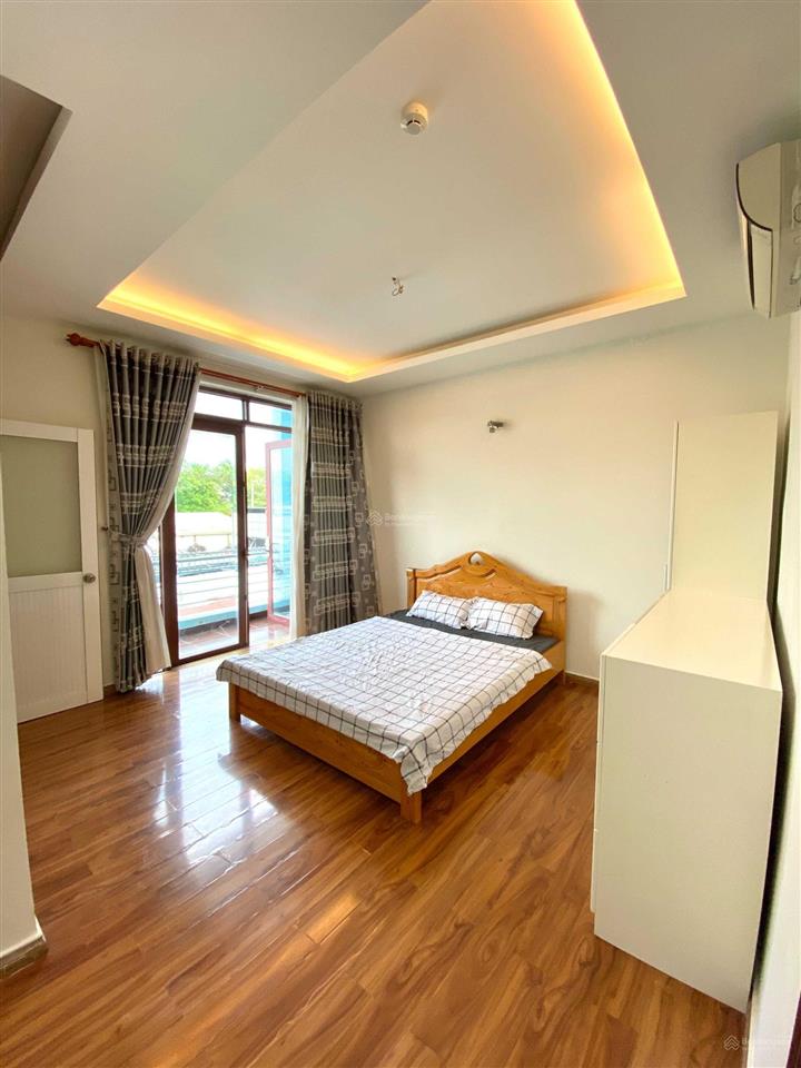 Phòng mới, nội thất, ban công. sát ngay vincom phan văn trị