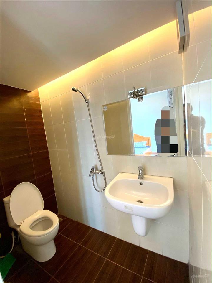Phòng mới, nội thất, ban công. sát ngay vincom phan văn trị