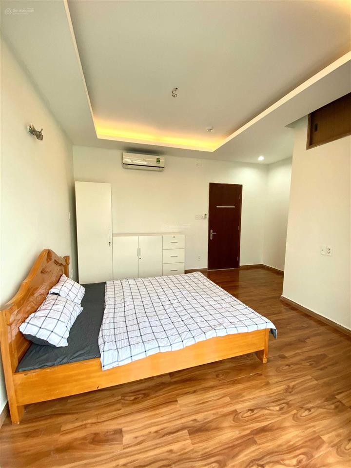 Phòng mới, nội thất, ban công. sát ngay vincom phan văn trị