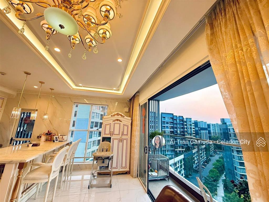 Căn đẹp ban công dài 6m full nt xịn sò. giá chênh thấp. mua ở được ngay. view hồ bơi tầng 11 đẹp