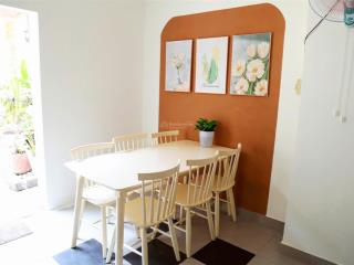 Cho thuê nhà nguyên căn 1 trệt 1 lầu 2 sân vưởn 2 ban công 4pn 3wc 1 bếp 1 pk rộng rãi gần sân bay