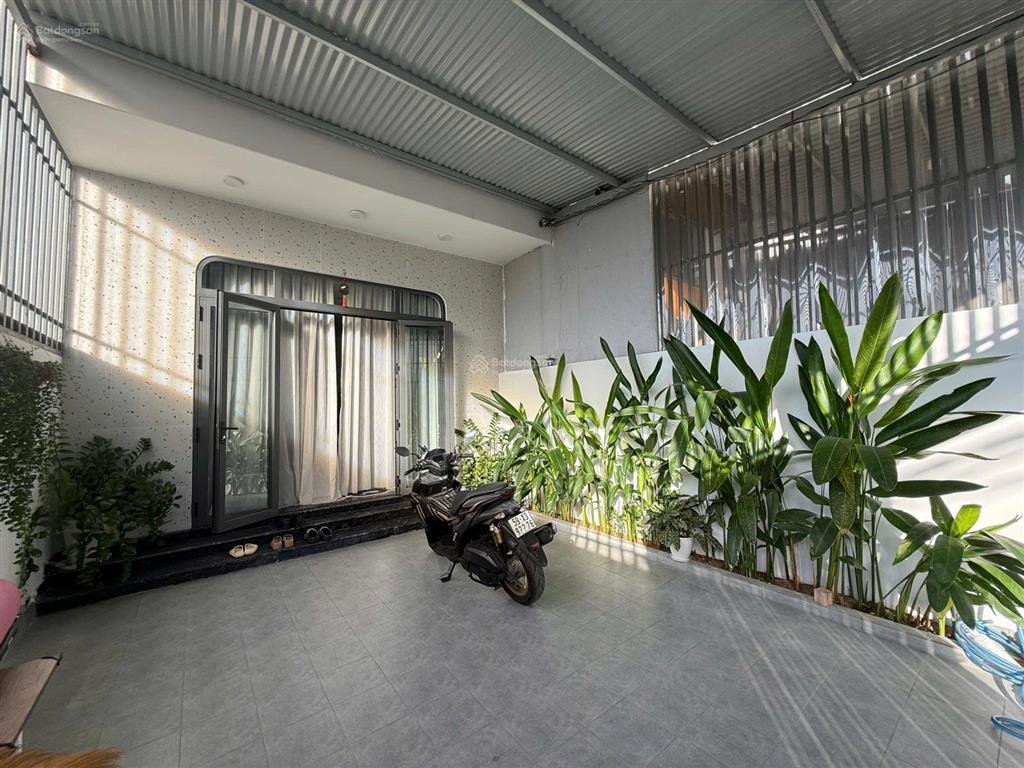 Bán căn nhà lầu sổ riêng thổ cư giá rẻ có 3 phòng ngủ , đường nhựa thông