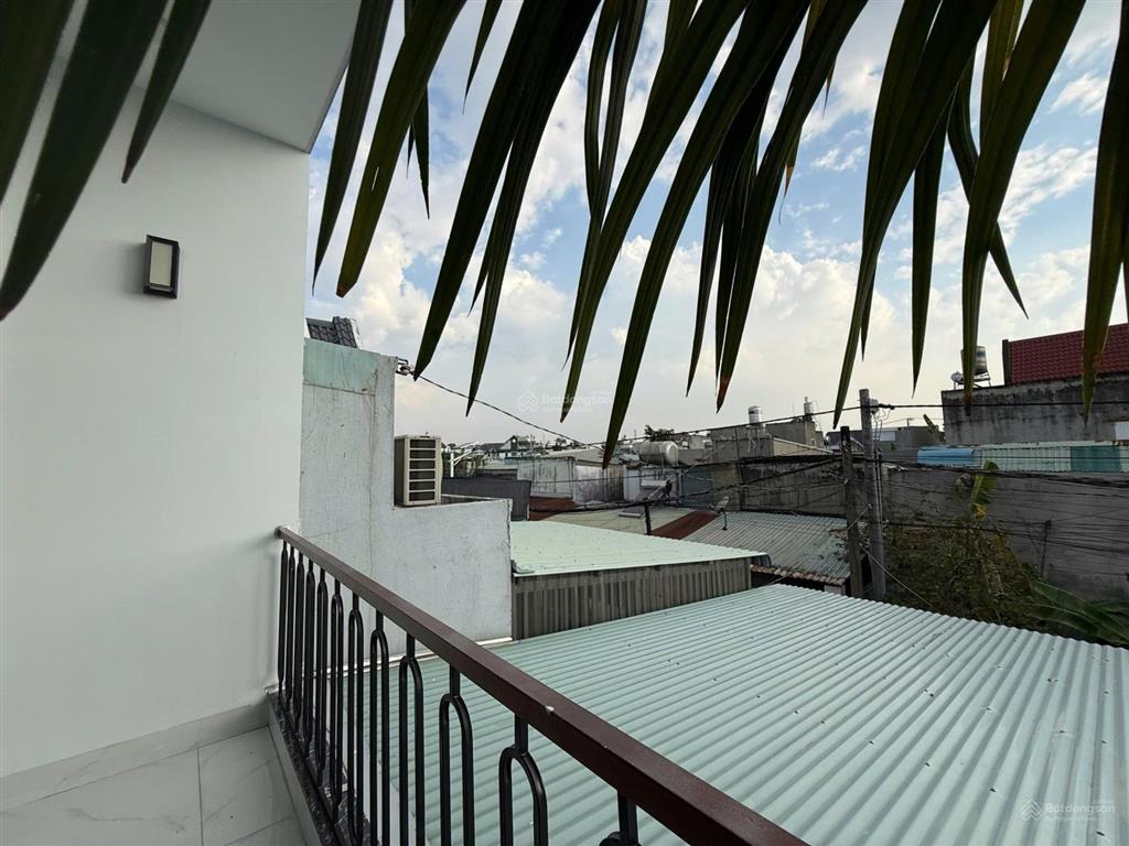 Bán căn nhà lầu sổ riêng thổ cư giá rẻ có 3 phòng ngủ , đường nhựa thông