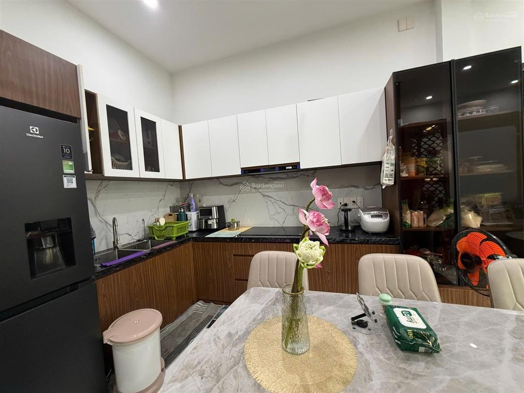 Bán căn nhà lầu sổ riêng thổ cư giá rẻ có 3 phòng ngủ , đường nhựa thông