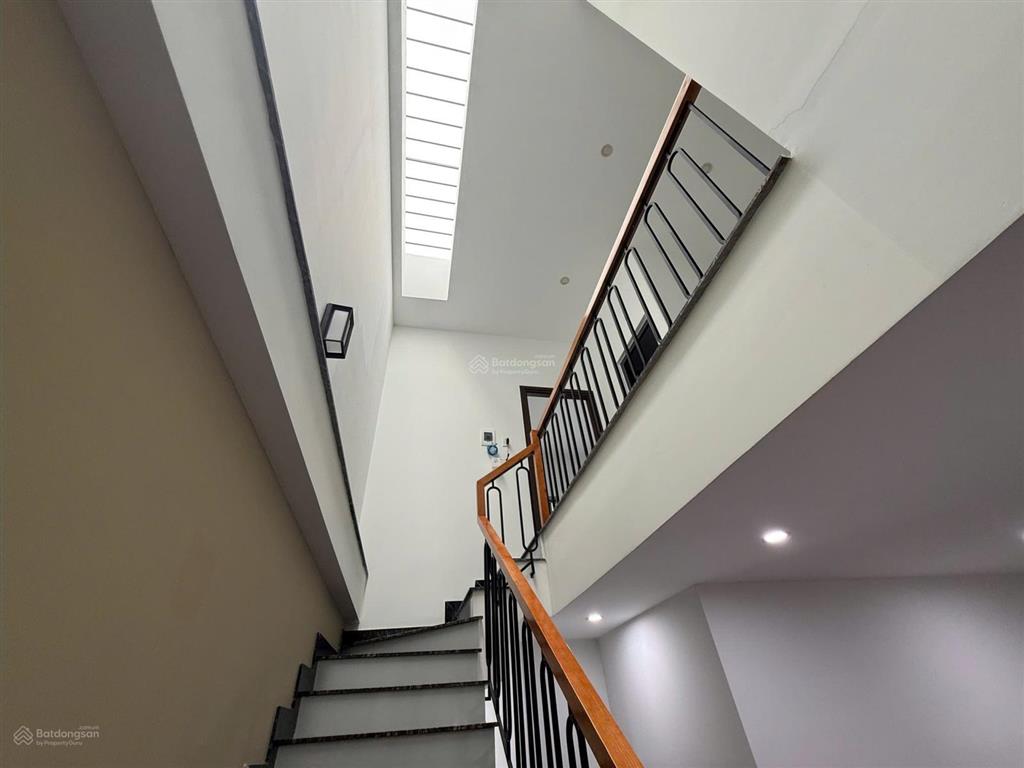 Bán căn nhà lầu sổ riêng thổ cư giá rẻ có 3 phòng ngủ , đường nhựa thông