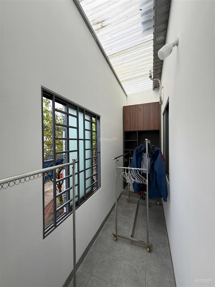Bán căn nhà lầu sổ riêng thổ cư giá rẻ có 3 phòng ngủ , đường nhựa thông