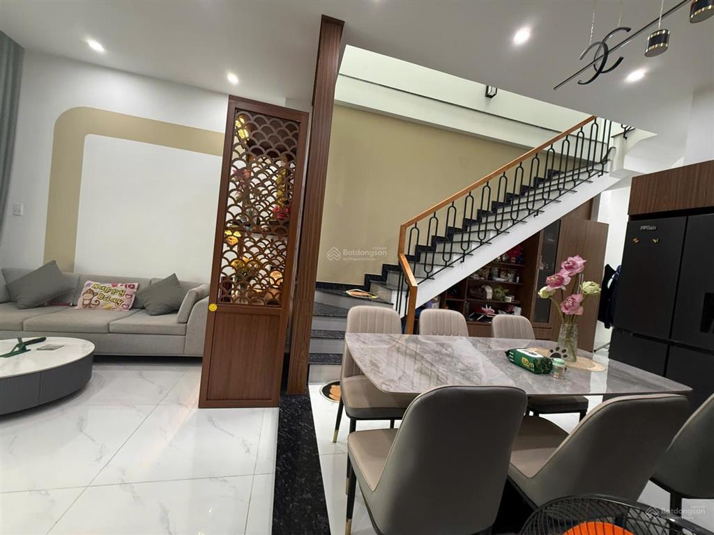 Bán căn nhà lầu sổ riêng thổ cư giá rẻ có 3 phòng ngủ , đường nhựa thông