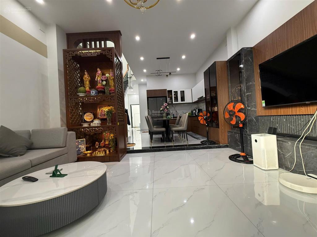 Bán căn nhà lầu sổ riêng thổ cư giá rẻ có 3 phòng ngủ , đường nhựa thông