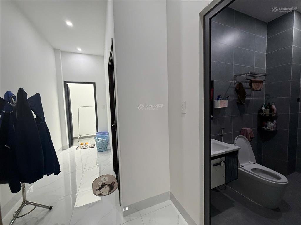 Bán căn nhà lầu sổ riêng thổ cư giá rẻ có 3 phòng ngủ , đường nhựa thông