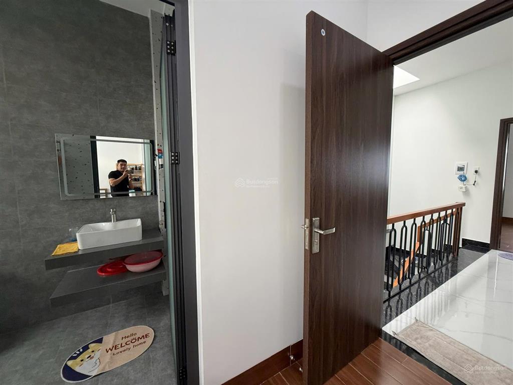 Bán căn nhà lầu sổ riêng thổ cư giá rẻ có 3 phòng ngủ , đường nhựa thông