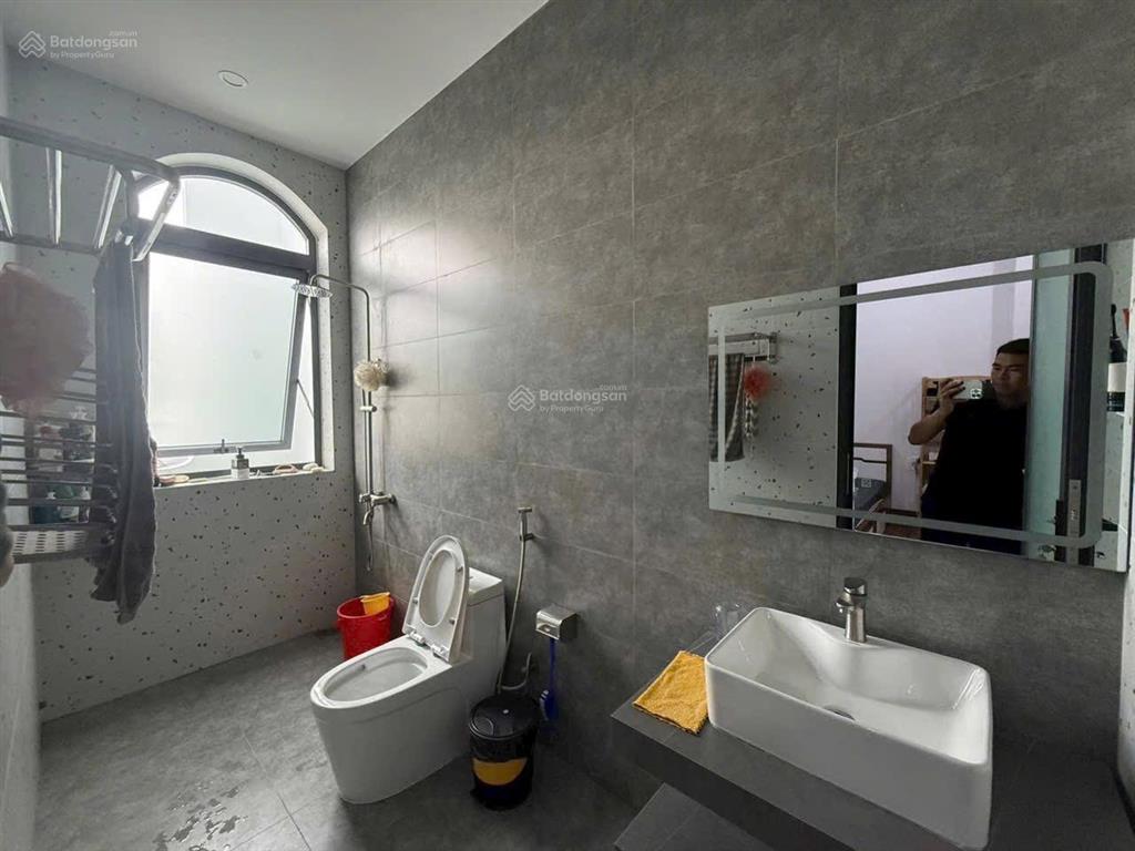 Bán nhà mới full nội thất , một trệt 1 lầu ngay chợ changshinh thạnh phú , sổ riêng kẹt nên bán