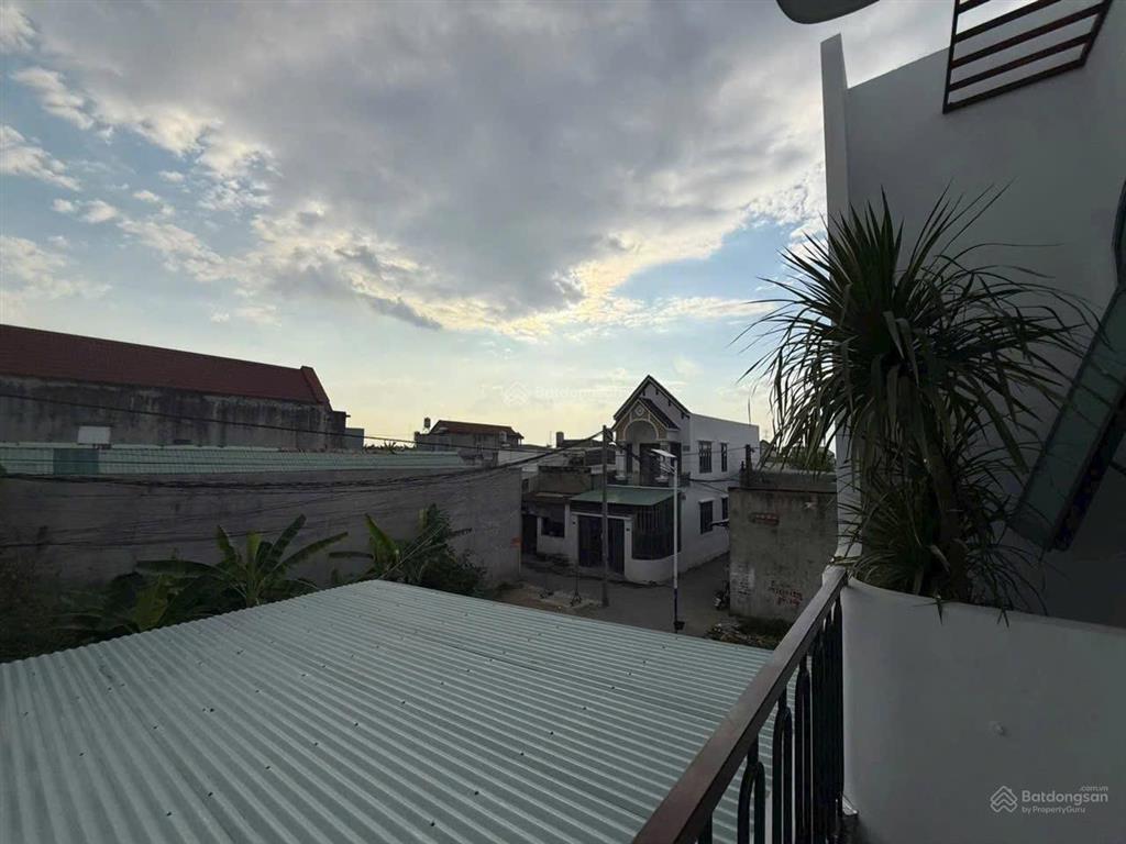 Bán nhà mới full nội thất , một trệt 1 lầu ngay chợ changshinh thạnh phú , sổ riêng kẹt nên bán