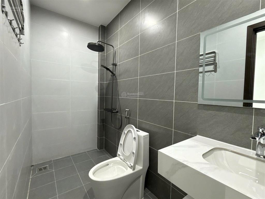 Hạ giá bán gấp căn nhà lầu ngay chợ, đường thông 2 ô tô né nhau, trả trước chỉ 1 tỷ 5 nhận nhà