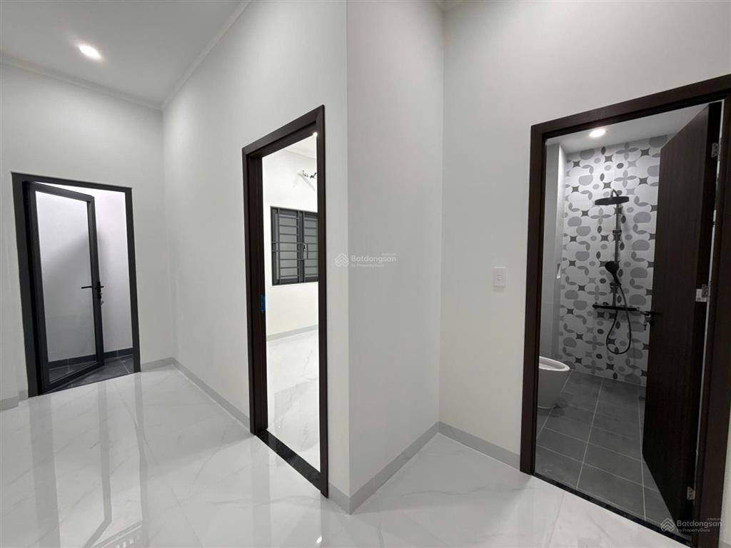 Hạ giá bán gấp căn nhà lầu ngay chợ, đường thông 2 ô tô né nhau, trả trước chỉ 1 tỷ 5 nhận nhà