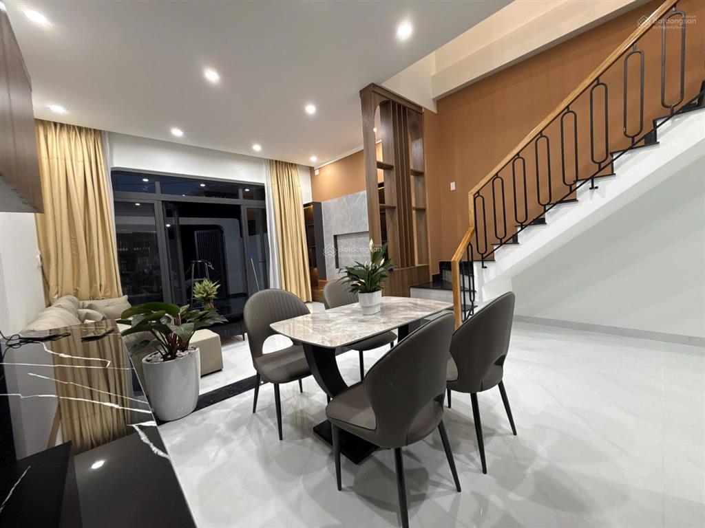 Hạ giá bán gấp căn nhà lầu ngay chợ, đường thông 2 ô tô né nhau, trả trước chỉ 1 tỷ 5 nhận nhà