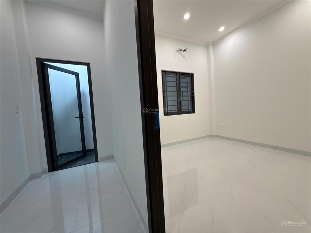 Hạ giá bán gấp căn nhà lầu ngay chợ, đường thông 2 ô tô né nhau, trả trước chỉ 1 tỷ 5 nhận nhà