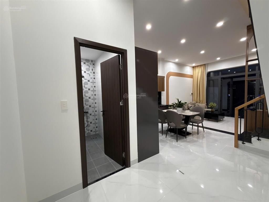 Hạ giá bán gấp căn nhà lầu ngay chợ, đường thông 2 ô tô né nhau, trả trước chỉ 1 tỷ 5 nhận nhà
