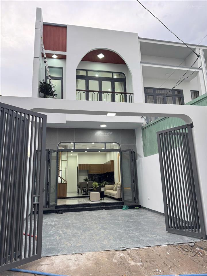 Hạ giá bán gấp căn nhà lầu ngay chợ, đường thông 2 ô tô né nhau, trả trước chỉ 1 tỷ 5 nhận nhà