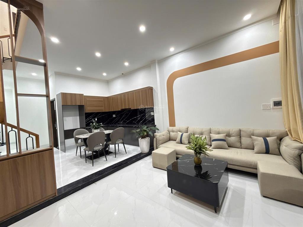 Hạ giá bán gấp căn nhà lầu ngay chợ, đường thông 2 ô tô né nhau, trả trước chỉ 1 tỷ 5 nhận nhà