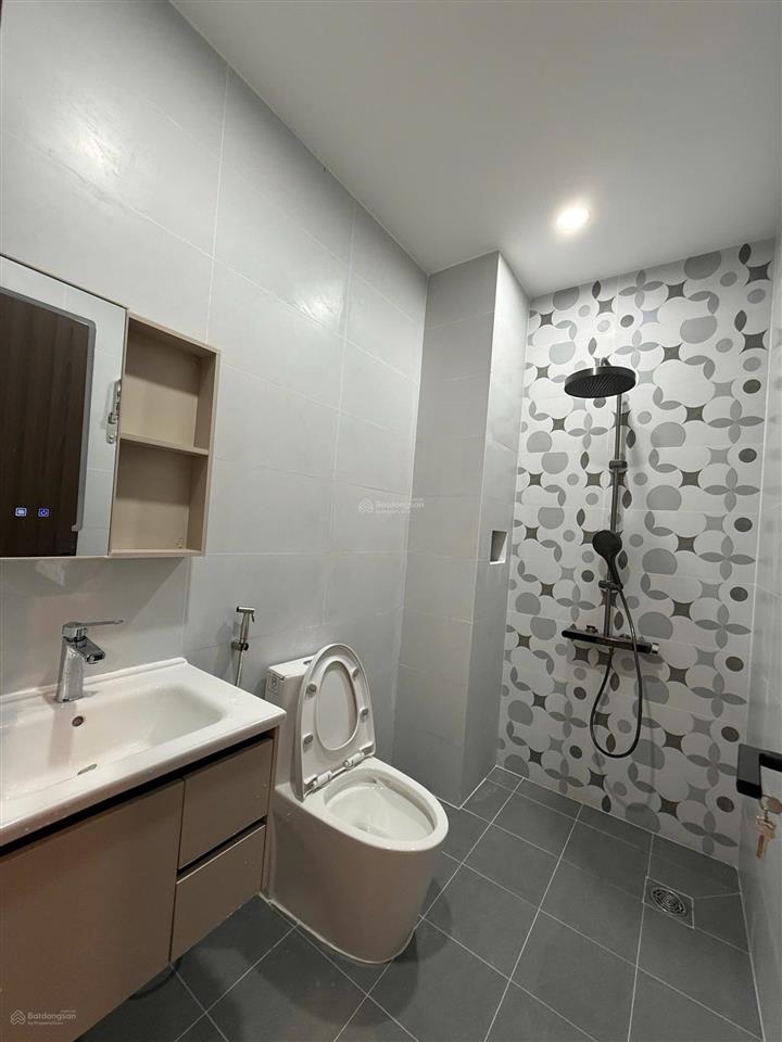 Hạ giá bán gấp căn nhà lầu ngay chợ, đường thông 2 ô tô né nhau, trả trước chỉ 1 tỷ 5 nhận nhà