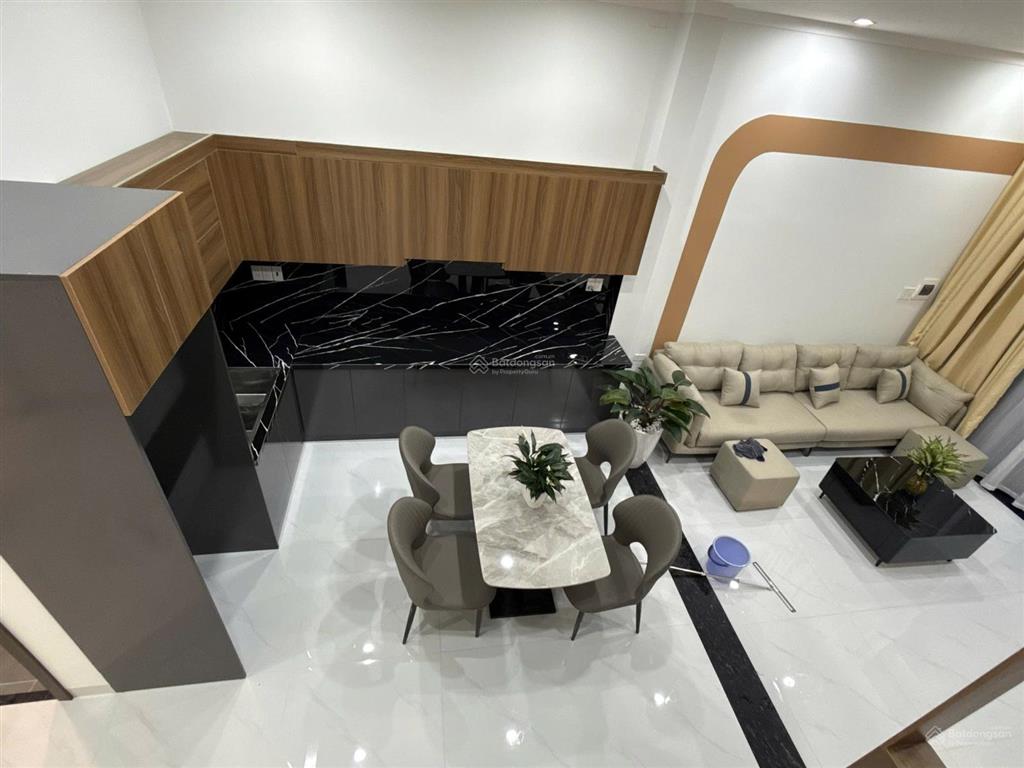 Hạ giá bán gấp căn nhà lầu ngay chợ, đường thông 2 ô tô né nhau, trả trước chỉ 1 tỷ 5 nhận nhà