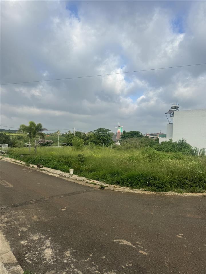 Bán nhà cách sân bay đà lạt 2km trong khu dân cư yên tĩnh, view trước nhà rừng thông núi voi