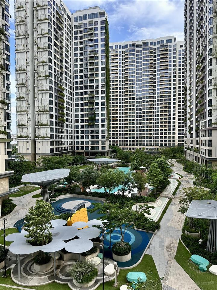 Cho thuê căn hộ 2 phòng ngủ view trực diện hồ bơi lumière boulevard