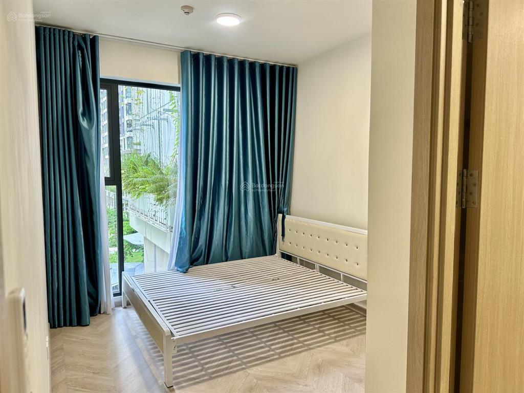 Cho thuê căn hộ 2 phòng ngủ view trực diện hồ bơi lumière boulevard
