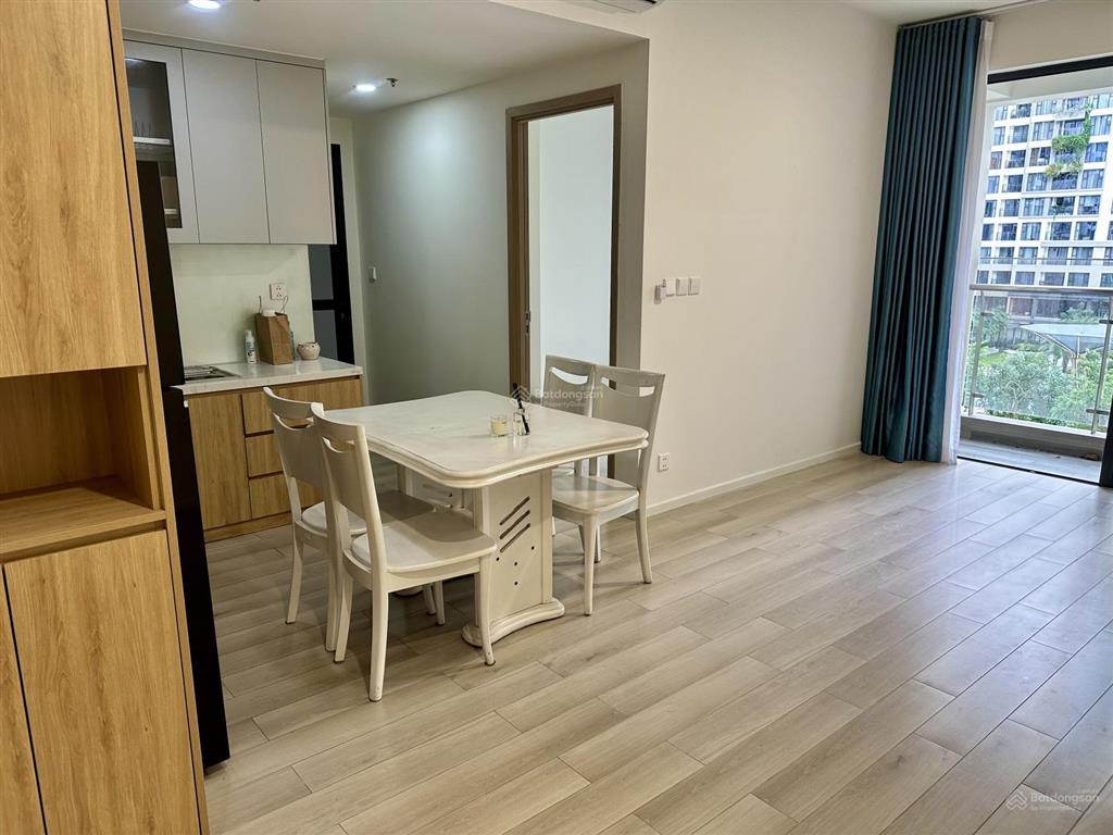 Cho thuê căn hộ 2 phòng ngủ view trực diện hồ bơi lumière boulevard