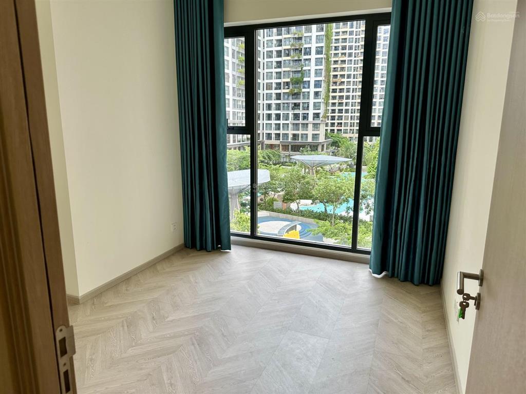 Cho thuê căn hộ 2 phòng ngủ view trực diện hồ bơi lumière boulevard