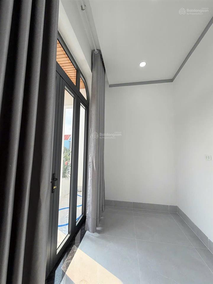 Bán nhà lầu mới, góc 2 mt gần chợ tân phong, sân ô tô, chỉ 4 tỷ050