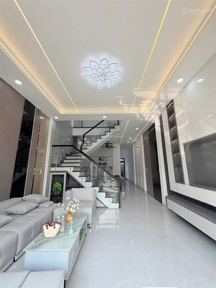 Bán nhà lầu mới, góc 2 mt gần chợ tân phong, sân ô tô, chỉ 4 tỷ050