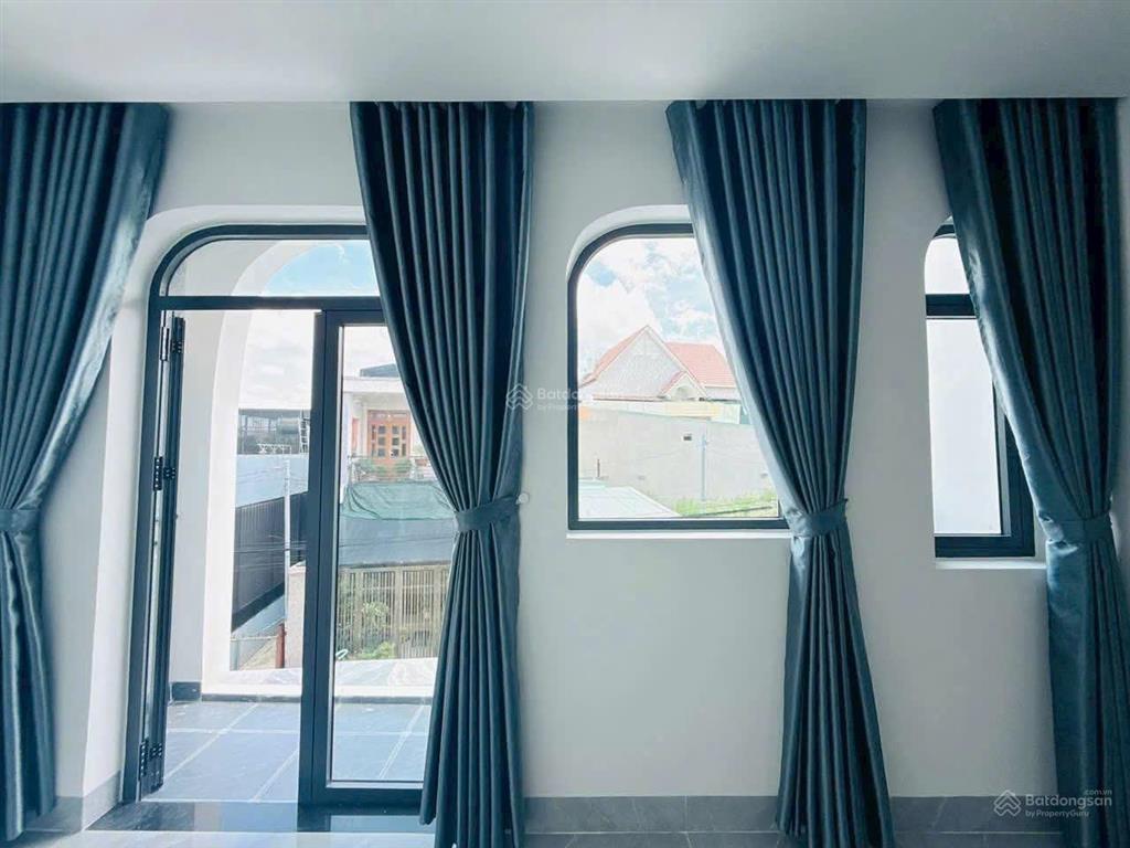 Bán nhà lầu siêu đẹp, sổ thổ cư, sân oto 7 chỗ, gần chợ phú thọ chỉ 3 tỷ 550 triệu!