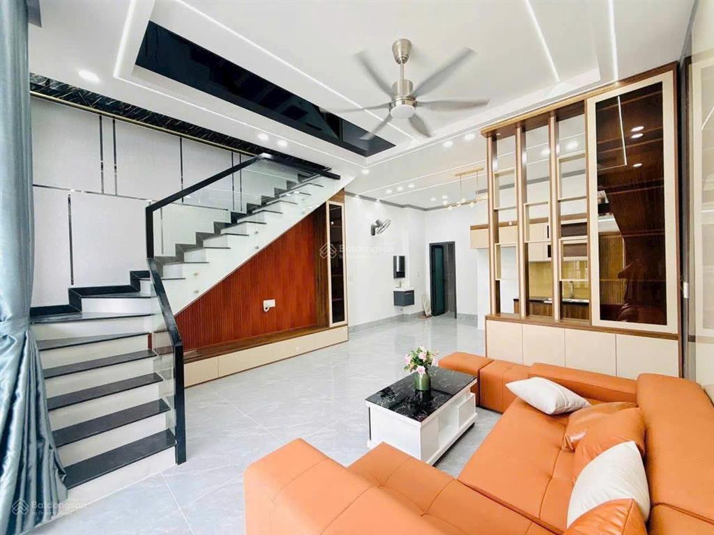 Bán nhà lầu siêu đẹp, sổ thổ cư, sân oto 7 chỗ, gần chợ phú thọ chỉ 3 tỷ 550 triệu!