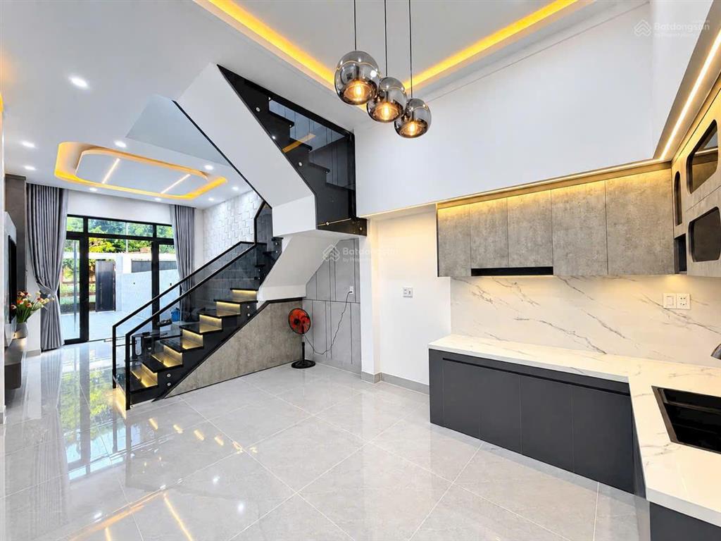 Bán nhà 1t1l siêu sang, sân oto, sổ hoàn công, gần chợ tân phong, chỉ 4 tỷ150