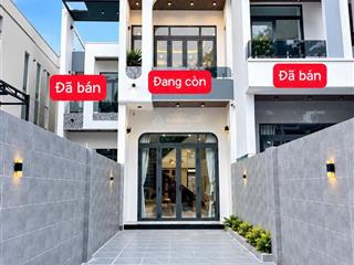 Bán nhà 1t1l siêu sang, sân oto, sổ hoàn công, gần chợ tân phong, chỉ 4 tỷ150