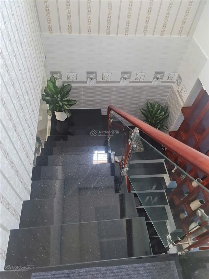 Nhà mặt tiền đx 126, cách chợ bến thế 300m, 125 m2, thổ cư, 2 tỷ 2