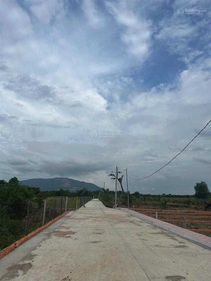 Bán vườn nghỉ dưỡng có 200m2 thổ cư, view núi chứa chan, mặt tiền dài 37m sát nhựa và khu dân cư