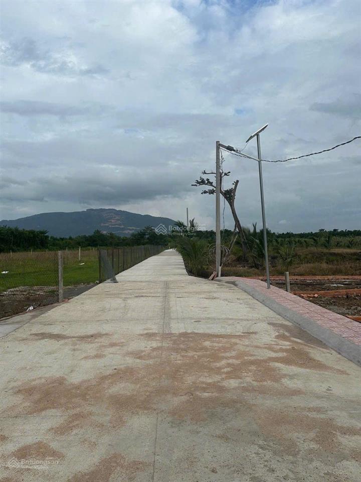 Bán vườn nghỉ dưỡng có 200m2 thổ cư, view núi chứa chan, mặt tiền dài 37m sát nhựa và khu dân cư